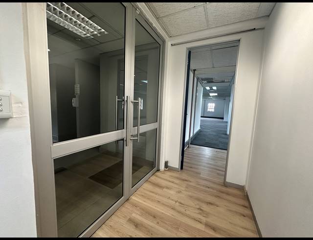 1,910M² OFFICE TO LET IN SUNNINGHILL